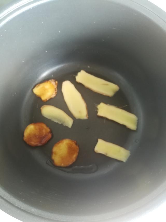 教你在家不用一滴水學會用電飯煲燜雞，外酥里嫩，香氣撲鼻