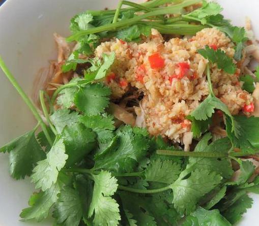 電鍋做手撕雞，雞肉煮一煮，加上這秘制調味料，香噴噴的，入味口感好