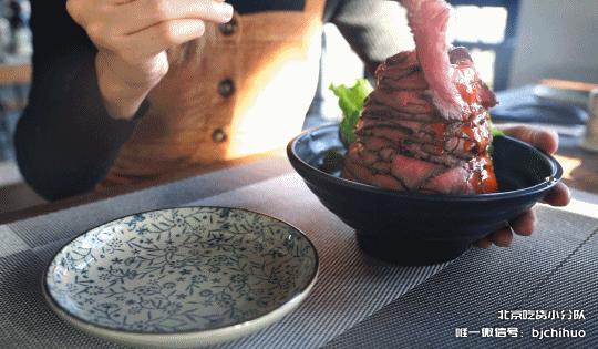 堆成山的火山丼飯來了，開在三里屯