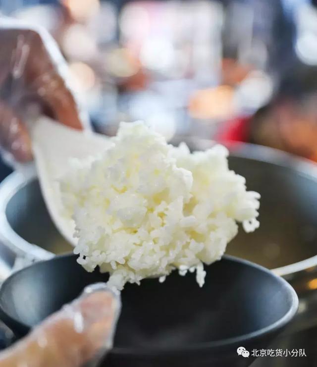 堆成山的火山丼飯來了，開在三里屯