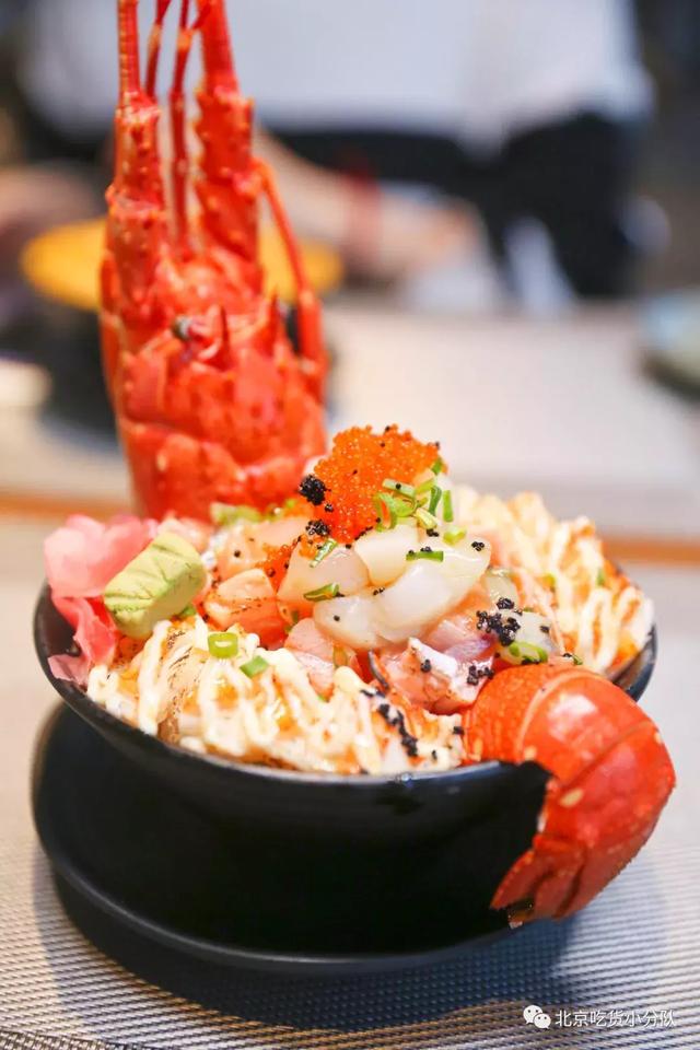 堆成山的火山丼飯來了，開在三里屯