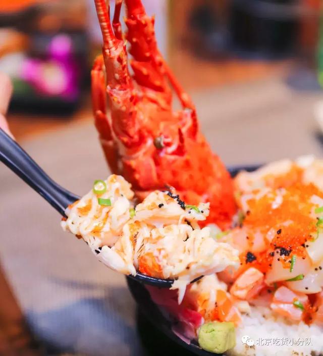 堆成山的火山丼飯來了，開在三里屯