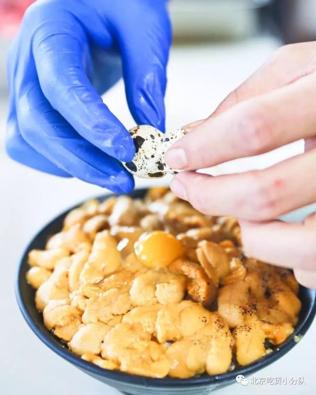 堆成山的火山丼飯來了，開在三里屯