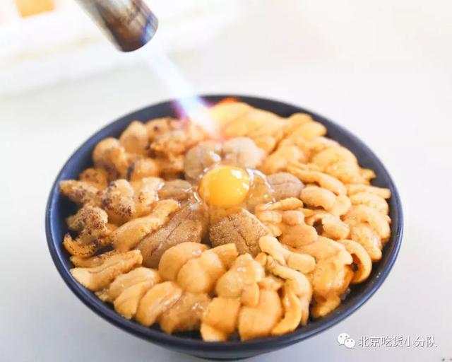 堆成山的火山丼飯來了，開在三里屯