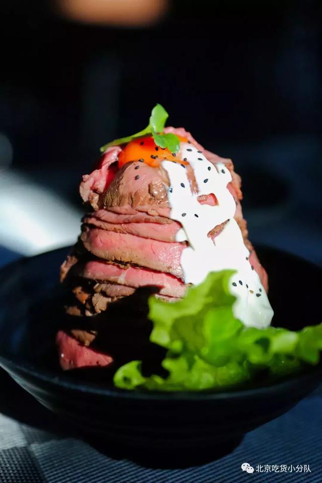 堆成山的火山丼飯來了，開在三里屯