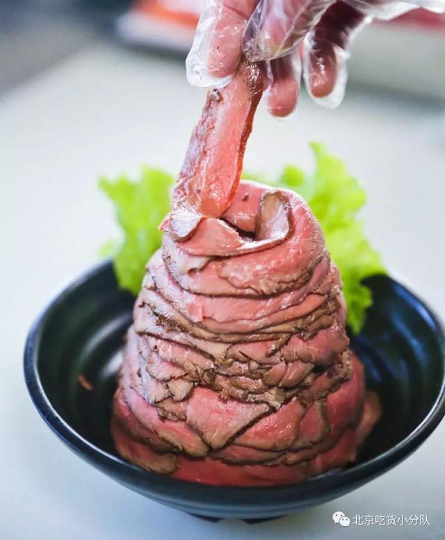 堆成山的火山丼飯來了，開在三里屯