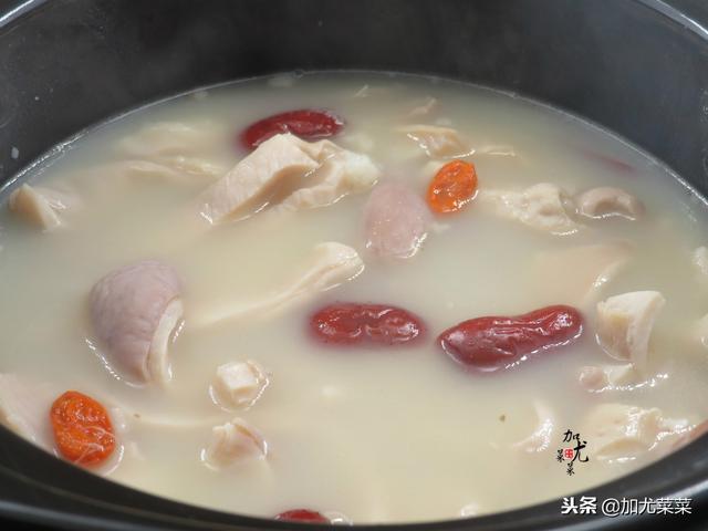 煮豬肚時，可別只會焯水哦！多加這2步，豬肚湯香濃純白，無臊味