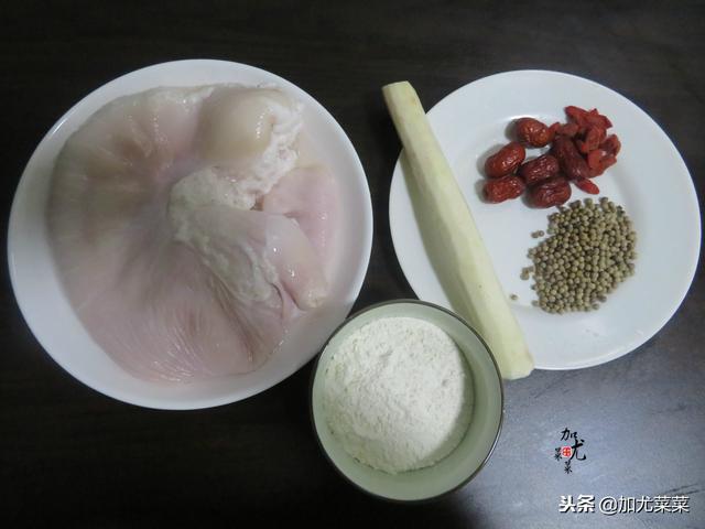 煮豬肚時，可別只會焯水哦！多加這2步，豬肚湯香濃純白，無臊味