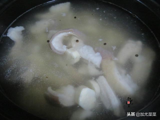 煮豬肚時，可別只會焯水哦！多加這2步，豬肚湯香濃純白，無臊味