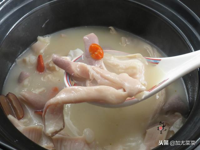 煮豬肚時，可別只會焯水哦！多加這2步，豬肚湯香濃純白，無臊味
