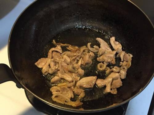 麻油雞飯的詳細做法，今天就來一鍋熟