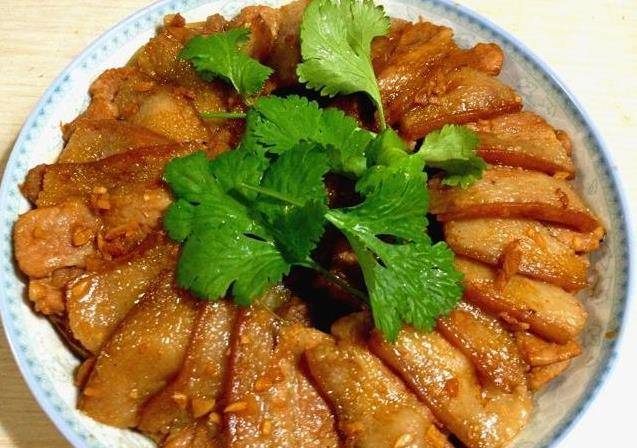 蒸著吃的五花肉，秘制醬料醃一下，再鋪上一層馬鈴薯，鮮香不油膩，每次都吃不過癮