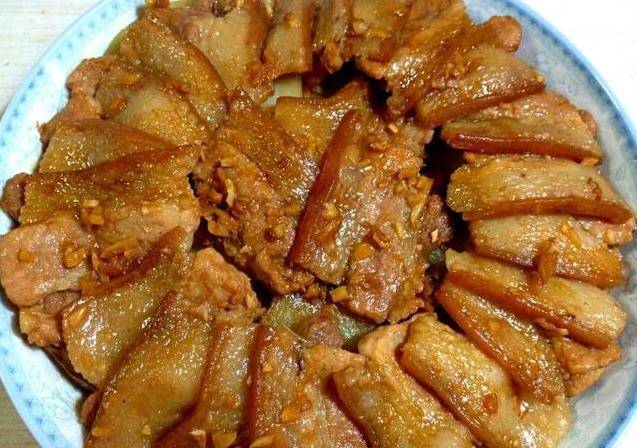 蒸著吃的五花肉，秘制醬料醃一下，再鋪上一層馬鈴薯，鮮香不油膩，每次都吃不過癮