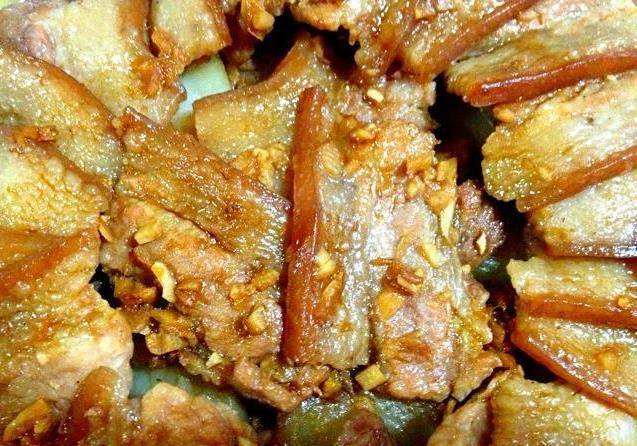 蒸著吃的五花肉，秘制醬料醃一下，再鋪上一層馬鈴薯，鮮香不油膩，每次都吃不過癮