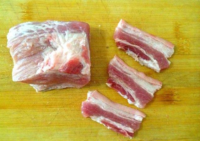 蒸著吃的五花肉，秘制醬料醃一下，再鋪上一層馬鈴薯，鮮香不油膩，每次都吃不過癮