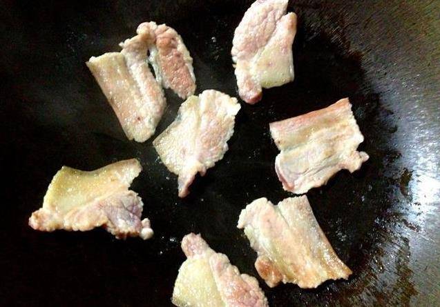 蒸著吃的五花肉，秘制醬料醃一下，再鋪上一層馬鈴薯，鮮香不油膩，每次都吃不過癮