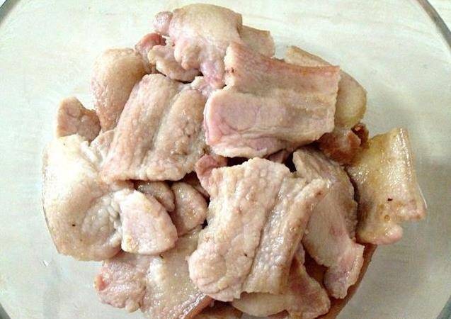 蒸著吃的五花肉，秘制醬料醃一下，再鋪上一層馬鈴薯，鮮香不油膩，每次都吃不過癮