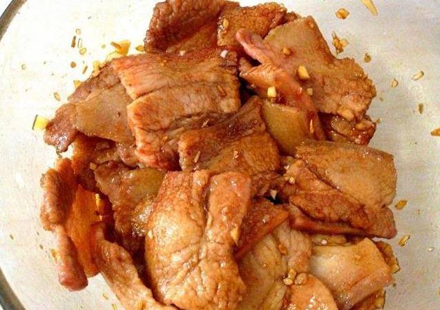 蒸著吃的五花肉，秘制醬料醃一下，再鋪上一層馬鈴薯，鮮香不油膩，每次都吃不過癮