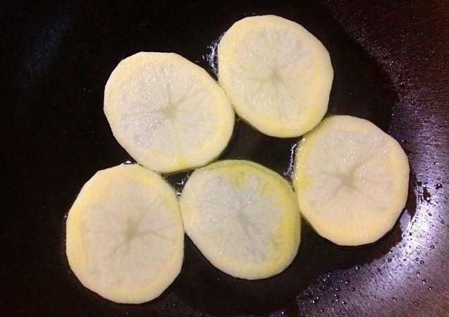 蒸著吃的五花肉，秘制醬料醃一下，再鋪上一層馬鈴薯，鮮香不油膩，每次都吃不過癮