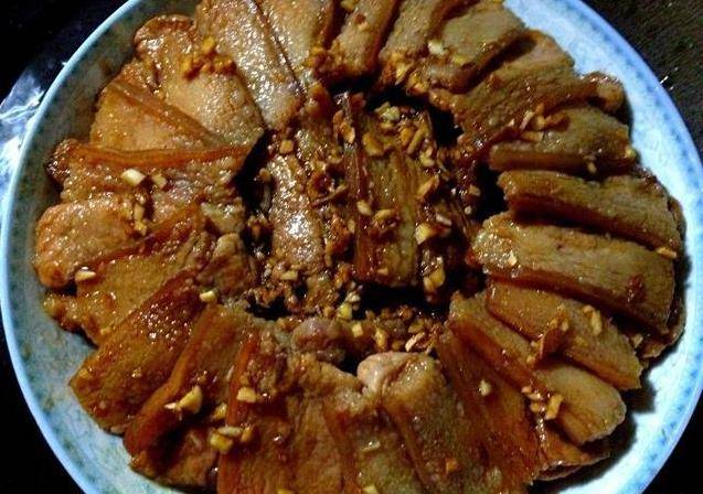 蒸著吃的五花肉，秘制醬料醃一下，再鋪上一層馬鈴薯，鮮香不油膩，每次都吃不過癮