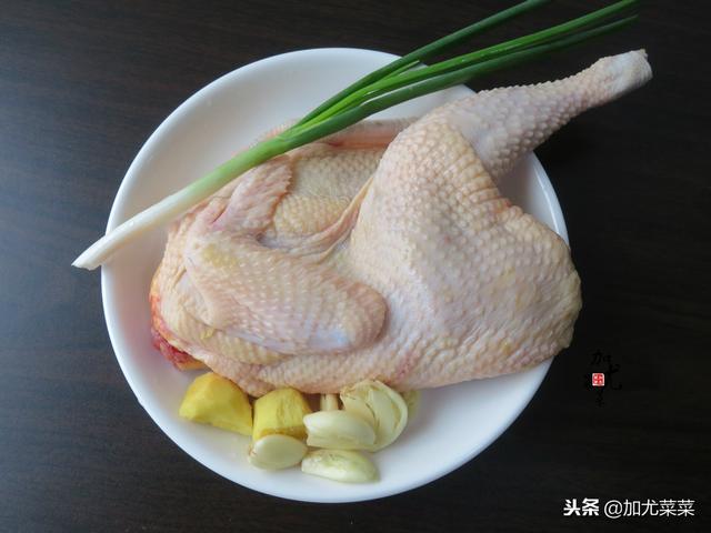 廣東蔥油雞的詳細做法，比傳統白切雞更美味，家常實用小竅門在這