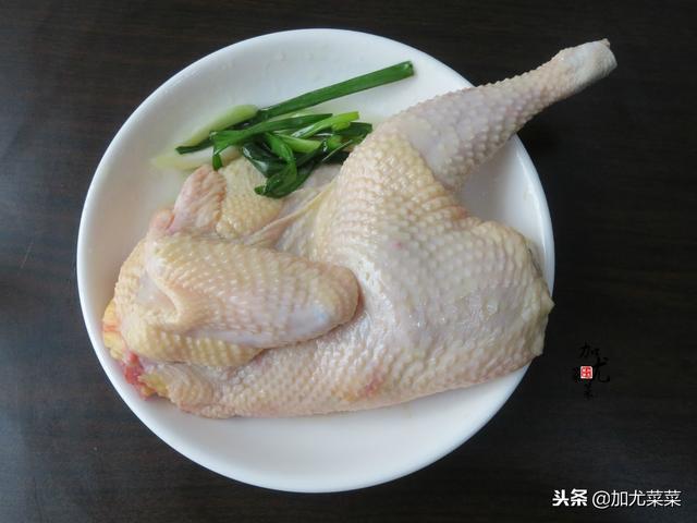 廣東蔥油雞的詳細做法，比傳統白切雞更美味，家常實用小竅門在這