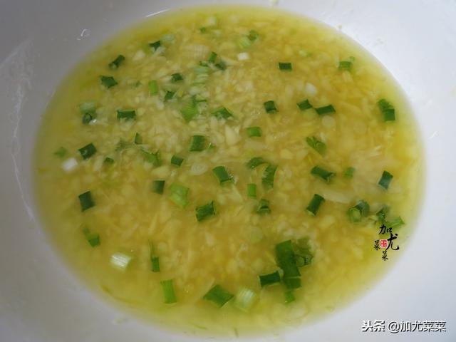 廣東蔥油雞的詳細做法，比傳統白切雞更美味，家常實用小竅門在這