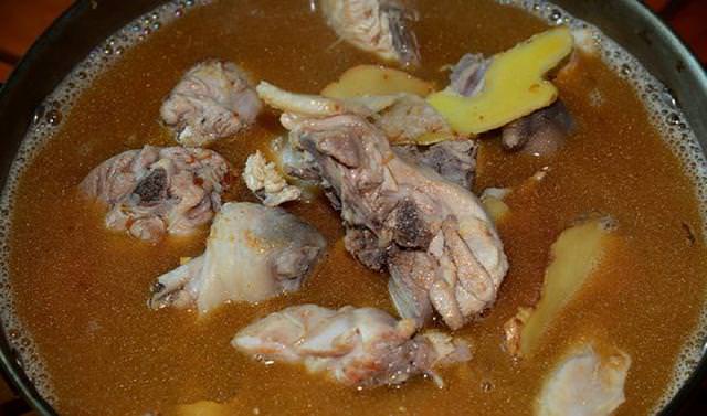「麻油雞」別只會加水！再加它燉比原來的香多倍，雞肉更嫩更入味