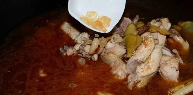 「麻油雞」別只會加水！再加它燉比原來的香多倍，雞肉更嫩更入味