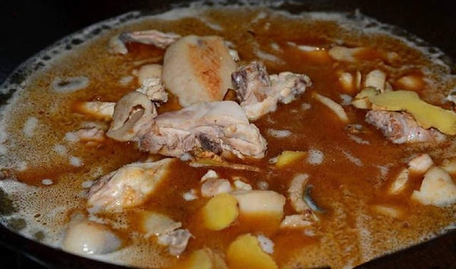 「麻油雞」別只會加水！再加它燉比原來的香多倍，雞肉更嫩更入味