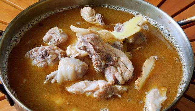 「麻油雞」別只會加水！再加它燉比原來的香多倍，雞肉更嫩更入味