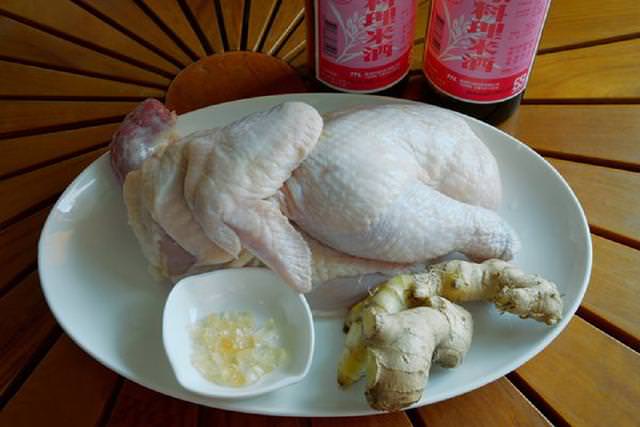 「麻油雞」別只會加水！再加它燉比原來的香多倍，雞肉更嫩更入味