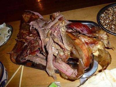 這頭豬在樑上掛了30年，變成「臭豬肉」，有人出價60萬購買，主人都不願意賣！