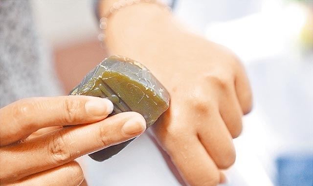 他趁蚊子吸血吸超爽時拿剪刀靠近，神手一剪後出現的「超狂畫面」讓40萬網友High爆了！