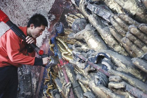 工人修復800年觀音石像，無意中卻觸發暗格，專家看後驚呼：太厲害