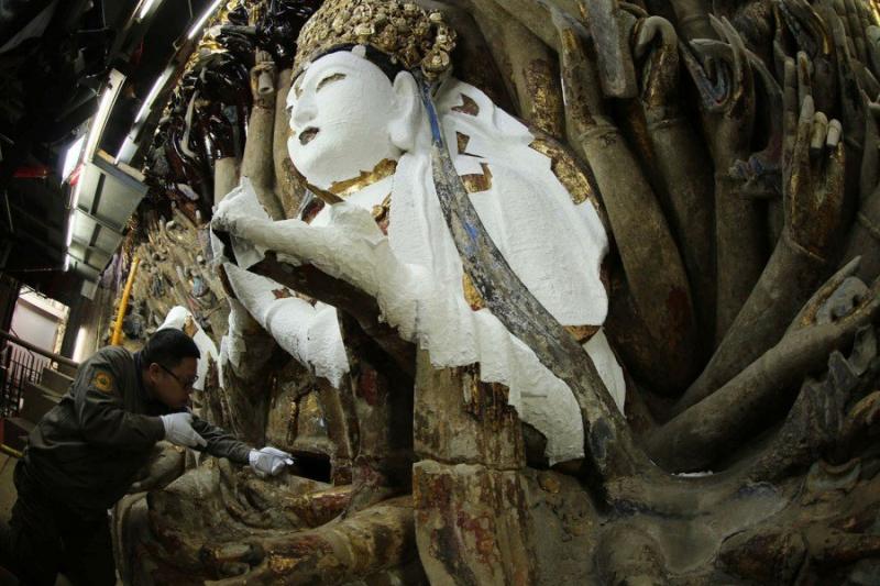 工人修復800年觀音石像，無意中卻觸發暗格，專家看後驚呼：太厲害