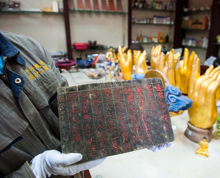 工人修復800年觀音石像，無意中卻觸發暗格，專家看後驚呼：太厲害