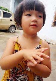 午睡奶奶開了一下空調，3歲美貌小女孩變成紗布人，女孩總和爸爸說：爸爸，我疼...打工父母傷心欲絕