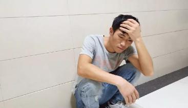 午睡奶奶開了一下空調，3歲美貌小女孩變成紗布人，女孩總和爸爸說：爸爸，我疼...打工父母傷心欲絕