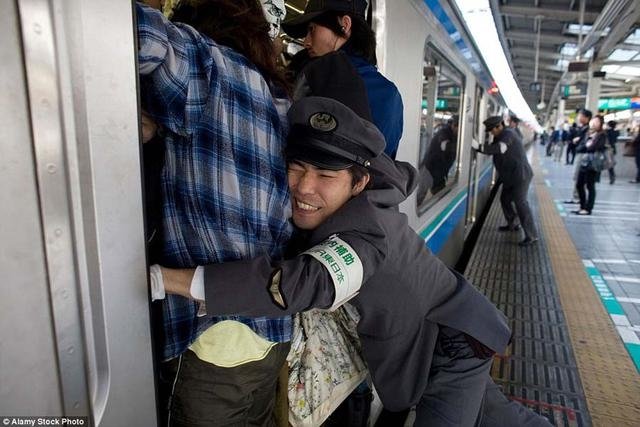 可以讓人意外懷孕的日本地鐵 太可怕了～原來痴漢就是這樣來的