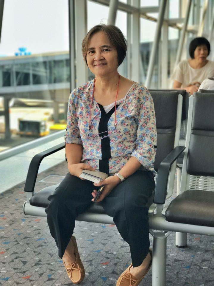 為供7名子女讀書，她遠赴香港「做女傭20年」，退休那天兒子特地到機場送上一份「大禮」回報！
