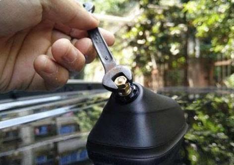 車頂上的「小尾巴」有什麼作用？汽車專家表示：「危急時刻能救人一命」千萬別輕忽！