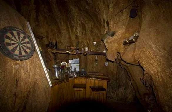 一棵活了6000年的樹，直徑21公尺可以開店鋪，「內有乾坤」吸引大量遊客