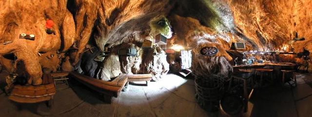 一棵活了6000年的樹，直徑21公尺可以開店鋪，「內有乾坤」吸引大量遊客