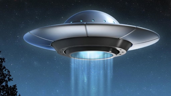 男子驚見半空中有「UFO進入詭異白圈」！他拍下這驚人畫面後，下一秒UFO的舉動讓大家都看傻了！