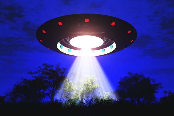 男子驚見半空中有「UFO進入詭異白圈」！他拍下這驚人畫面後，下一秒UFO的舉動讓大家都看傻了！