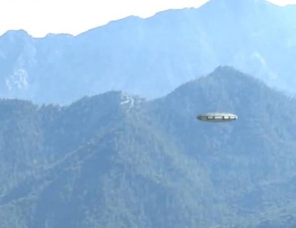男子驚見半空中有「UFO進入詭異白圈」！他拍下這驚人畫面後，下一秒UFO的舉動讓大家都看傻了！