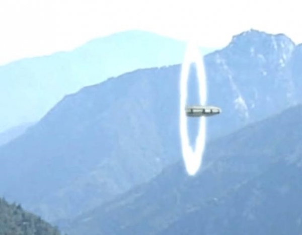 男子驚見半空中有「UFO進入詭異白圈」！他拍下這驚人畫面後，下一秒UFO的舉動讓大家都看傻了！
