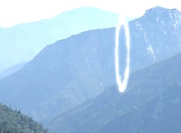 男子驚見半空中有「UFO進入詭異白圈」！他拍下這驚人畫面後，下一秒UFO的舉動讓大家都看傻了！