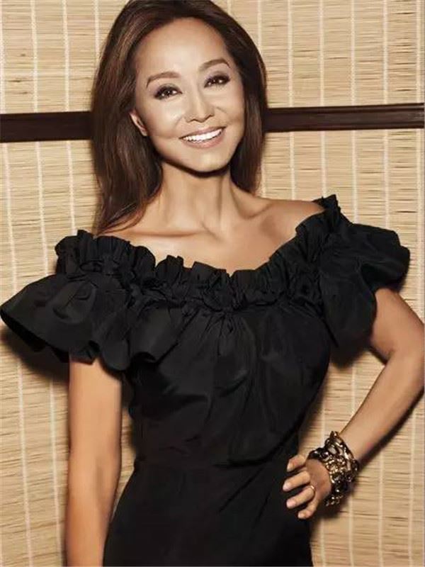 「不老美魔女」已經66歲，看到她的「全家福合照」更是會嚇掉你下巴！「她的兒子」居然是... 
